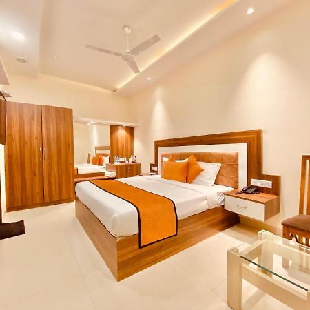 Hotel White And Restaurant 300 Mtr From Golden Temple アムリトサル エクステリア 写真