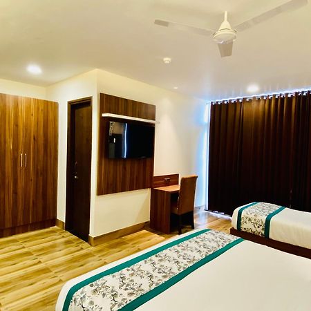 Hotel White And Restaurant 300 Mtr From Golden Temple アムリトサル エクステリア 写真