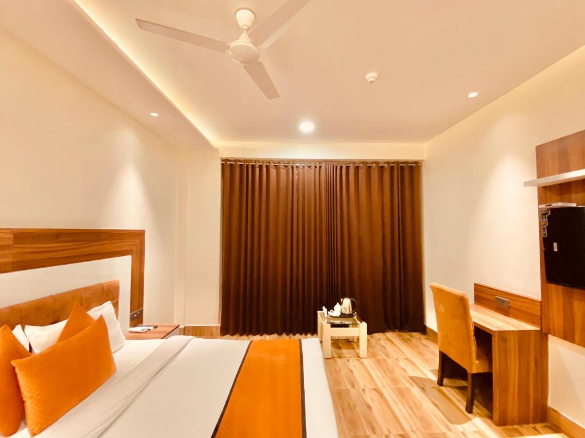 Hotel White And Restaurant 300 Mtr From Golden Temple アムリトサル エクステリア 写真