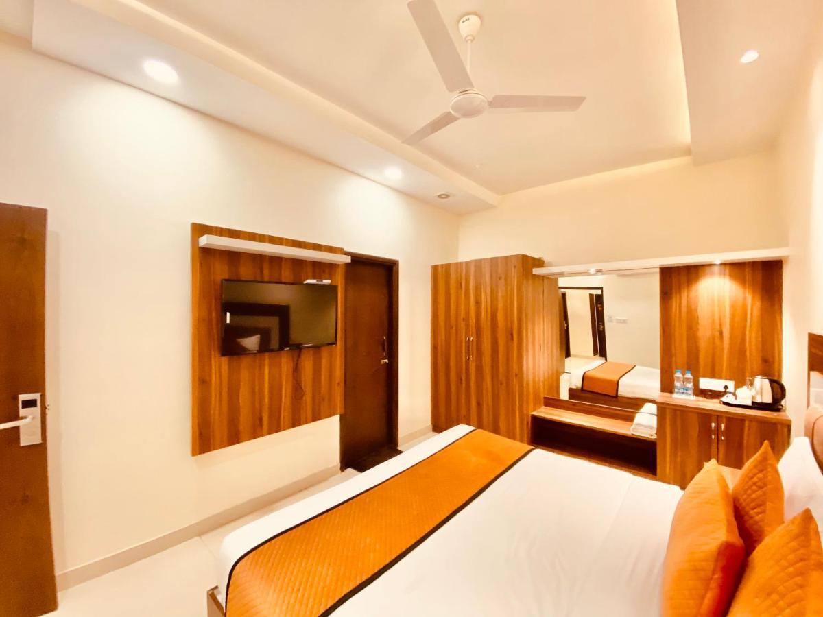 Hotel White And Restaurant 300 Mtr From Golden Temple アムリトサル エクステリア 写真