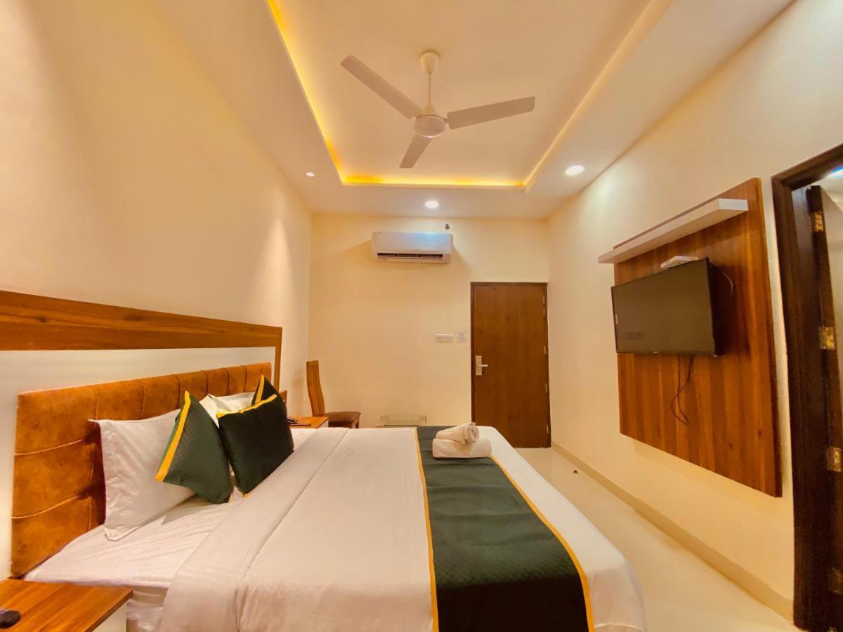 Hotel White And Restaurant 300 Mtr From Golden Temple アムリトサル エクステリア 写真