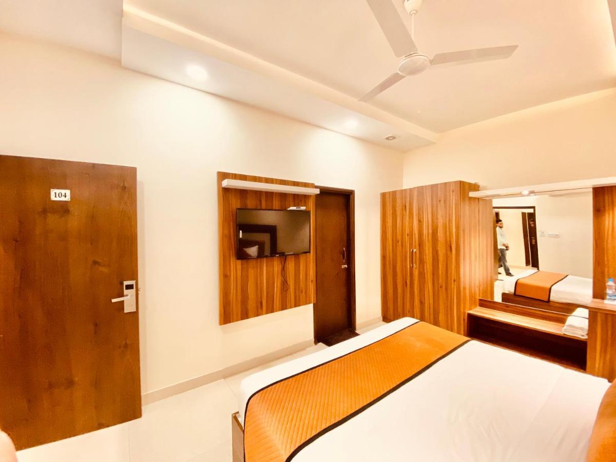 Hotel White And Restaurant 300 Mtr From Golden Temple アムリトサル エクステリア 写真