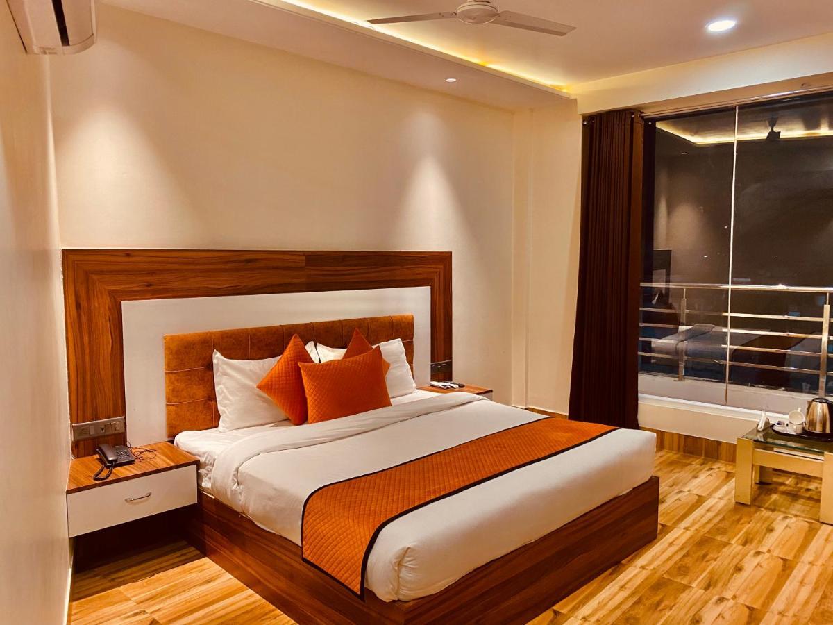 Hotel White And Restaurant 300 Mtr From Golden Temple アムリトサル エクステリア 写真