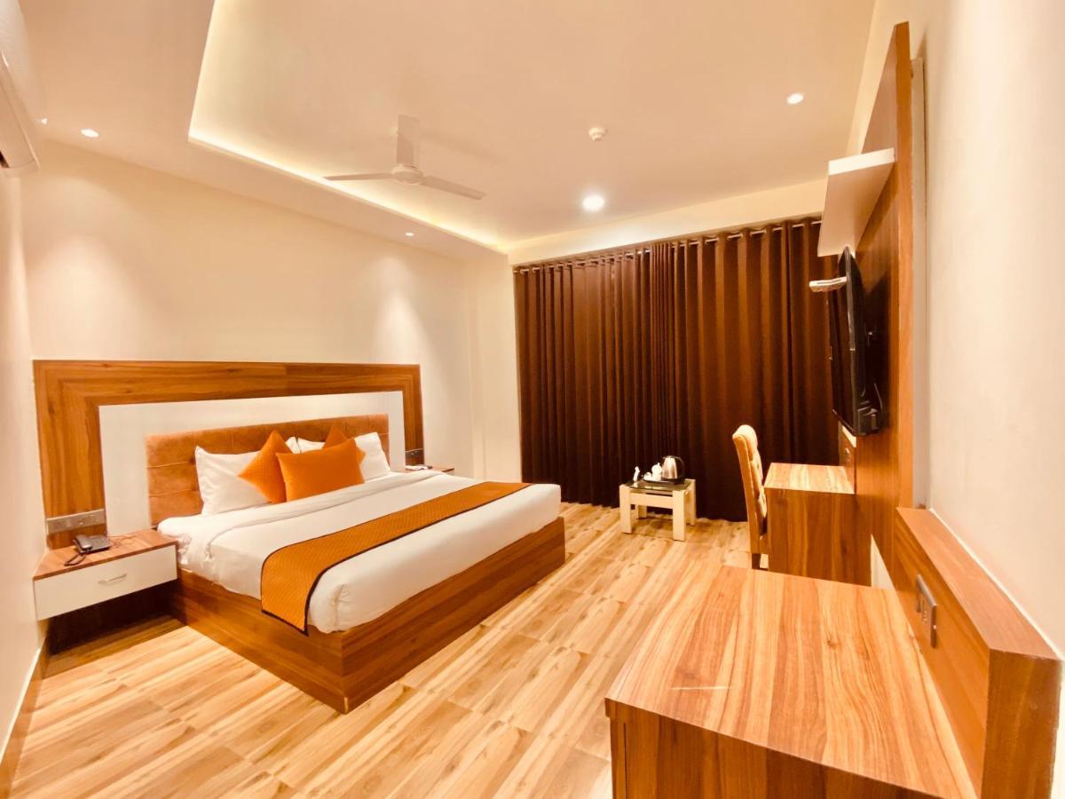 Hotel White And Restaurant 300 Mtr From Golden Temple アムリトサル エクステリア 写真