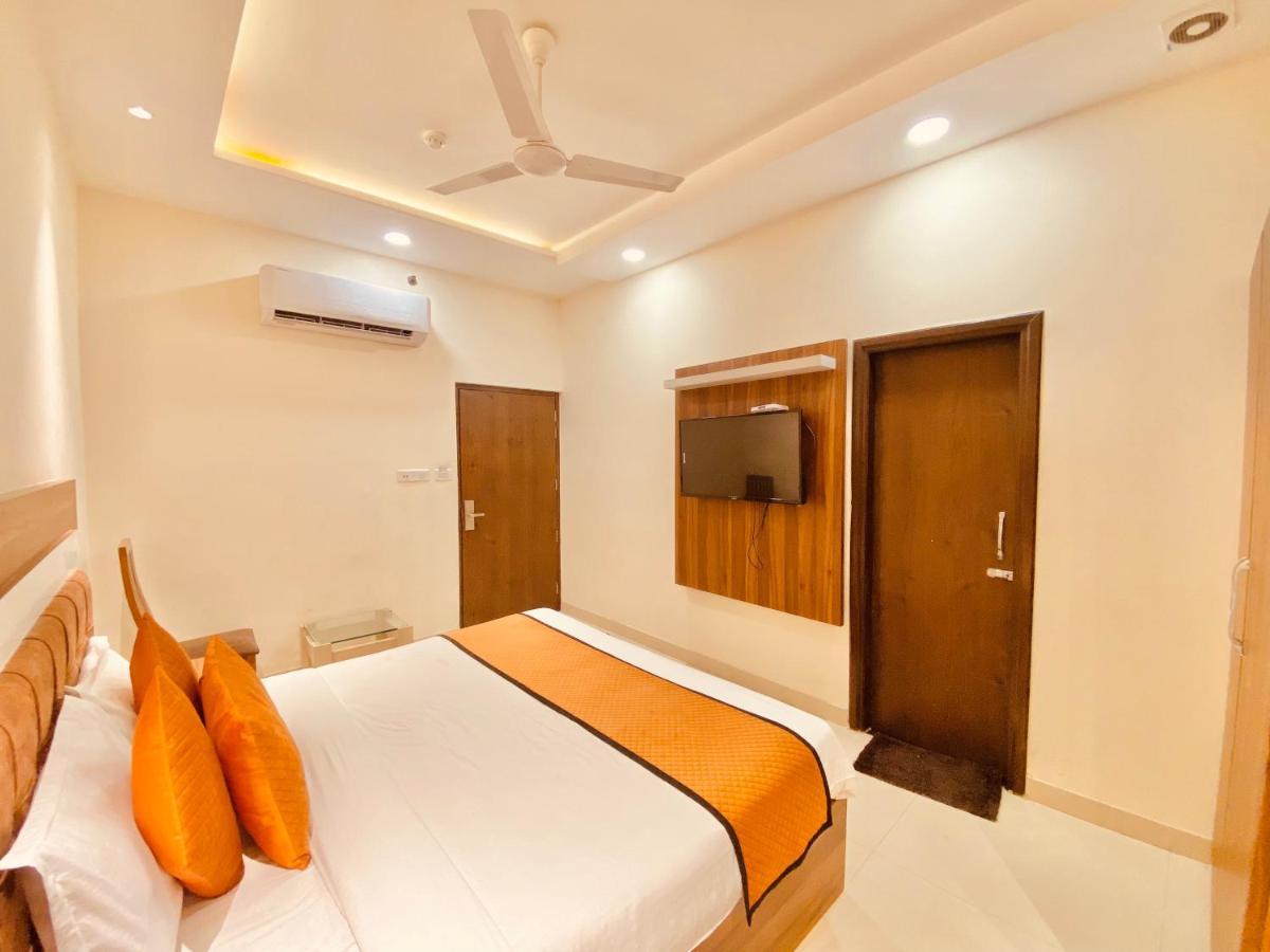 Hotel White And Restaurant 300 Mtr From Golden Temple アムリトサル エクステリア 写真
