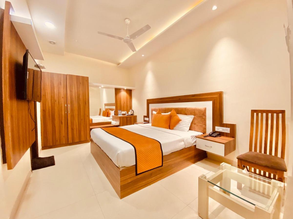 Hotel White And Restaurant 300 Mtr From Golden Temple アムリトサル エクステリア 写真