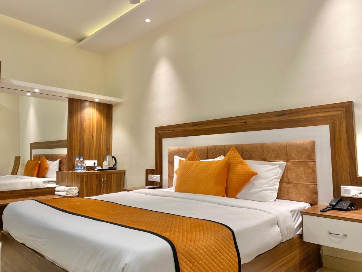 Hotel White And Restaurant 300 Mtr From Golden Temple アムリトサル エクステリア 写真