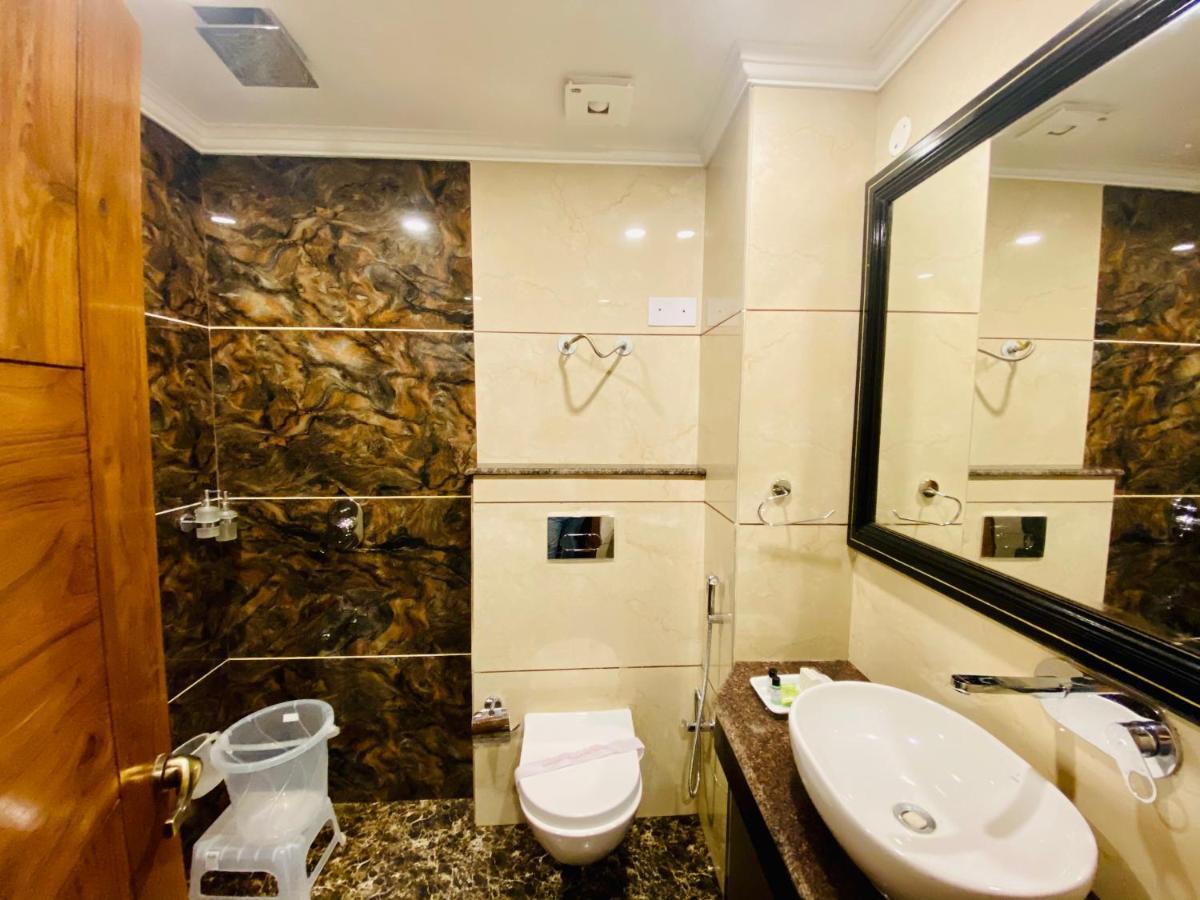 Hotel White And Restaurant 300 Mtr From Golden Temple アムリトサル エクステリア 写真