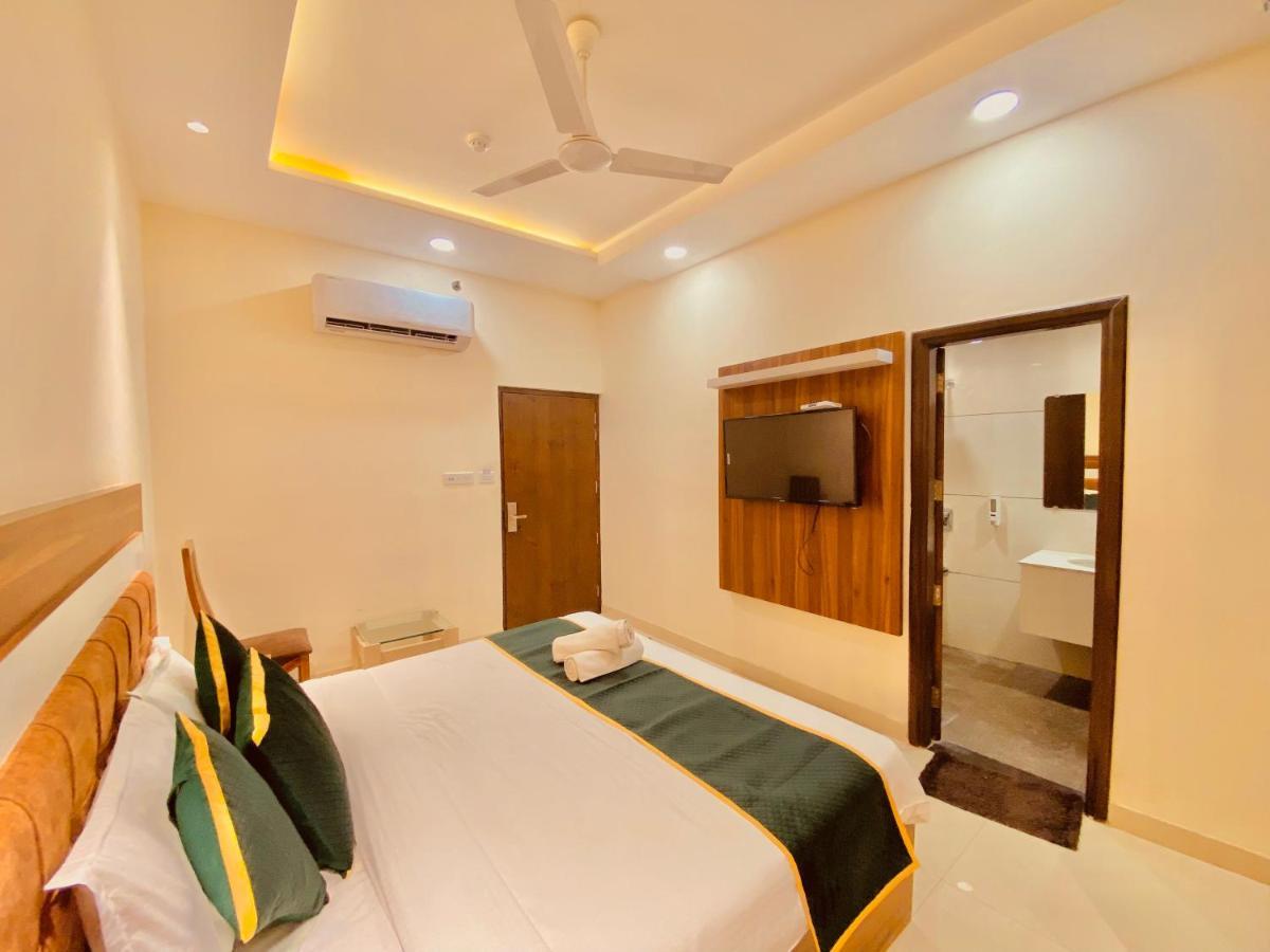 Hotel White And Restaurant 300 Mtr From Golden Temple アムリトサル エクステリア 写真