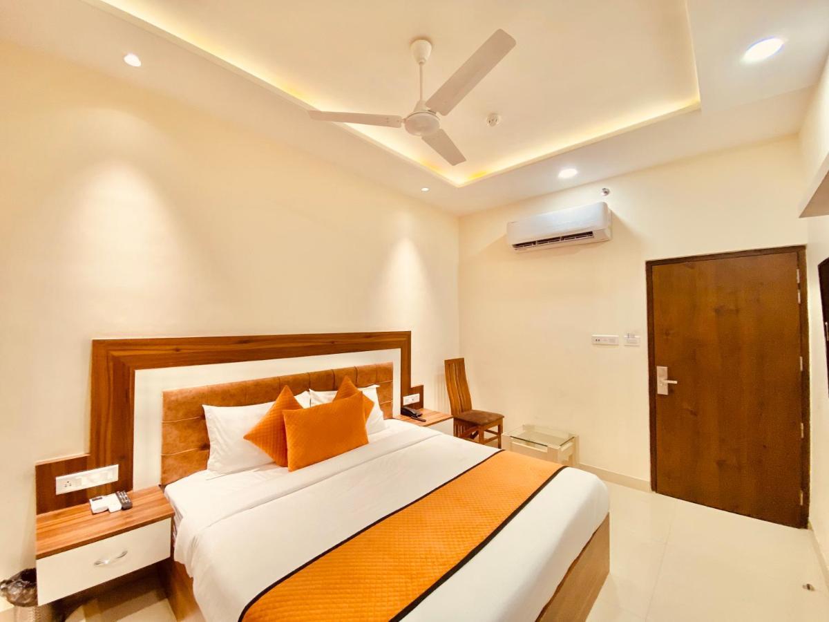 Hotel White And Restaurant 300 Mtr From Golden Temple アムリトサル エクステリア 写真