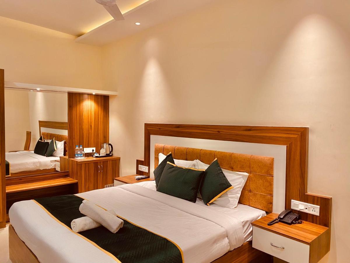 Hotel White And Restaurant 300 Mtr From Golden Temple アムリトサル エクステリア 写真