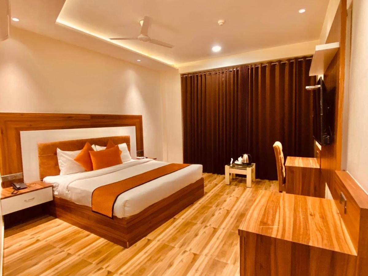 Hotel White And Restaurant 300 Mtr From Golden Temple アムリトサル エクステリア 写真