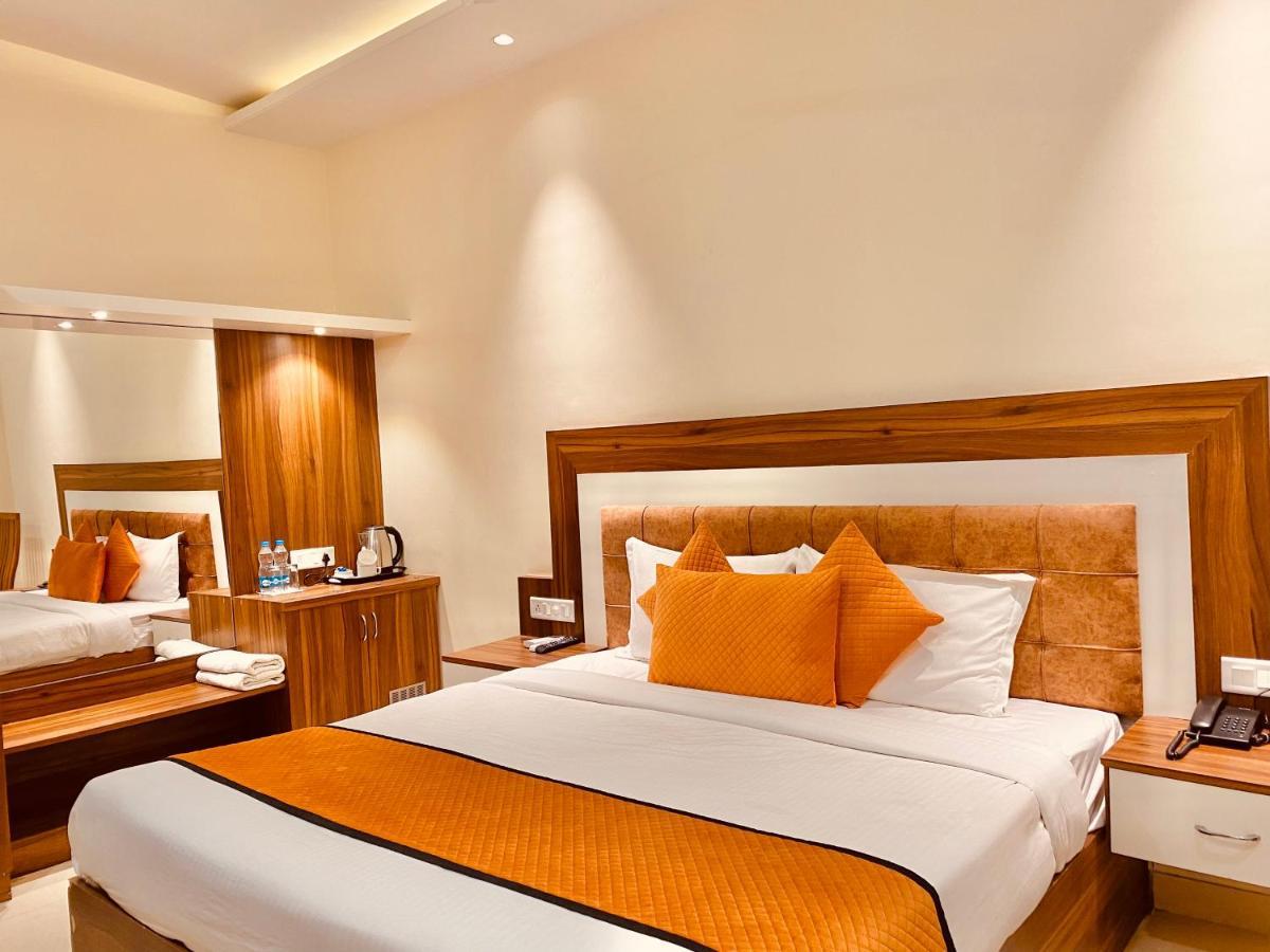 Hotel White And Restaurant 300 Mtr From Golden Temple アムリトサル エクステリア 写真