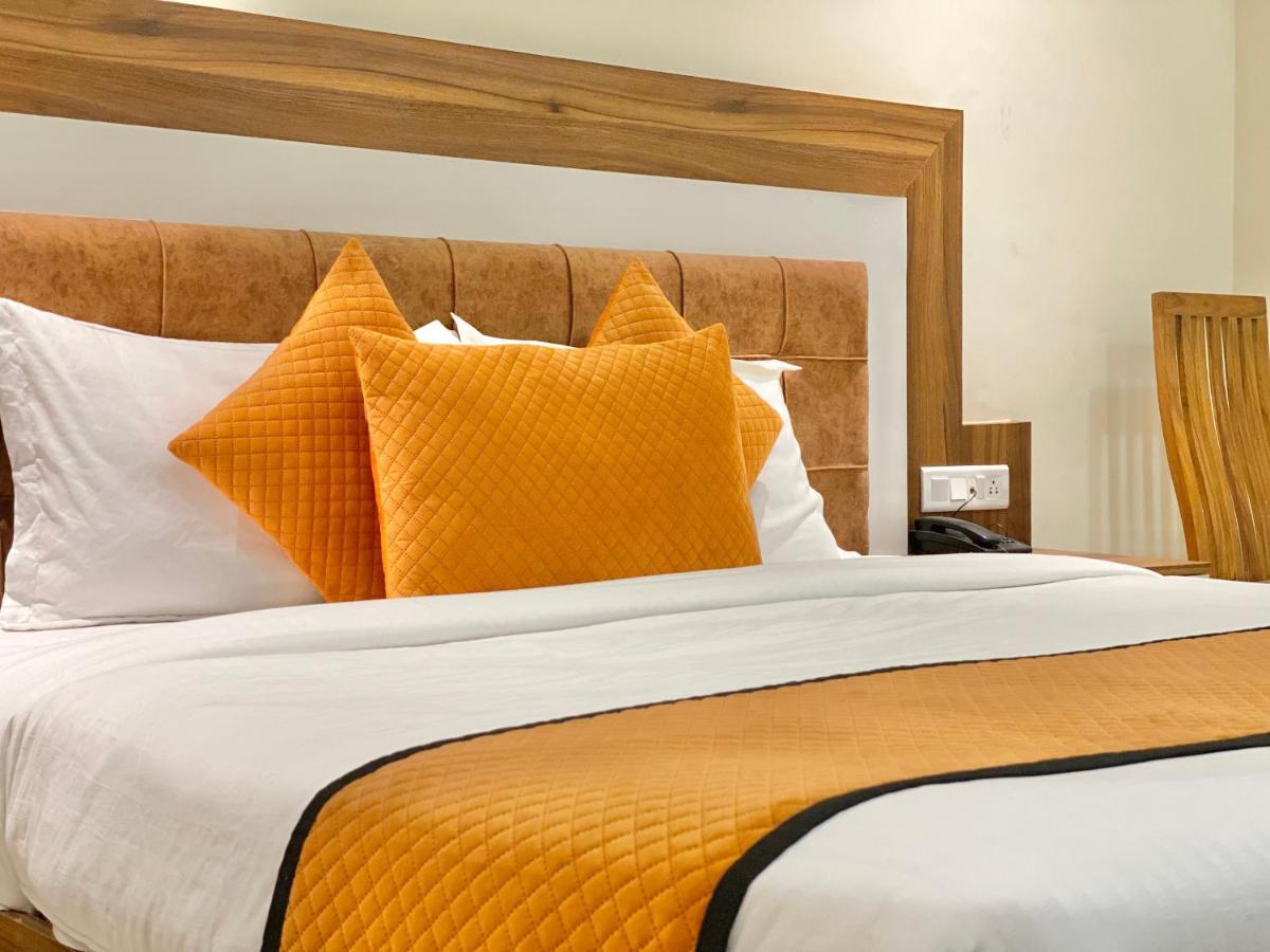 Hotel White And Restaurant 300 Mtr From Golden Temple アムリトサル エクステリア 写真