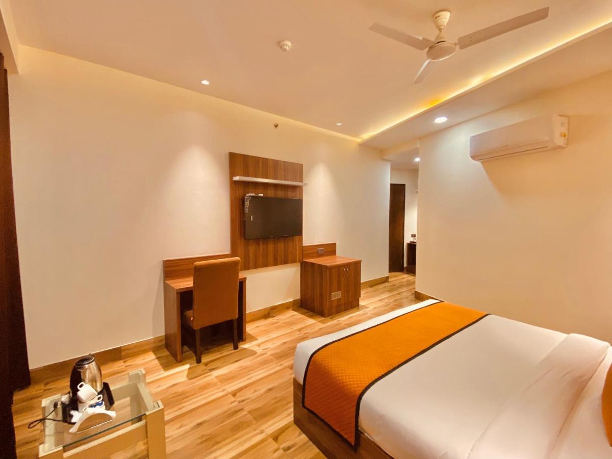 Hotel White And Restaurant 300 Mtr From Golden Temple アムリトサル エクステリア 写真