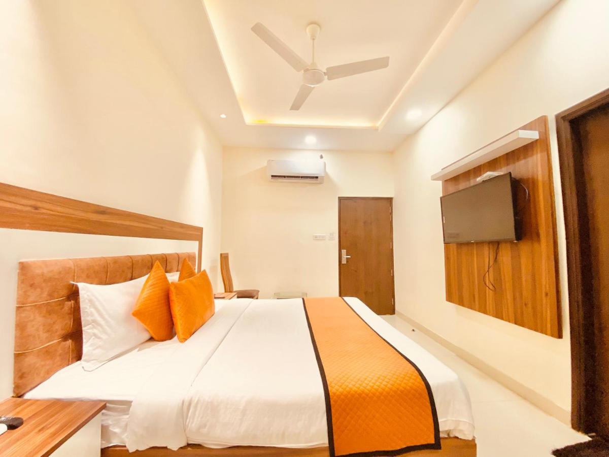 Hotel White And Restaurant 300 Mtr From Golden Temple アムリトサル エクステリア 写真