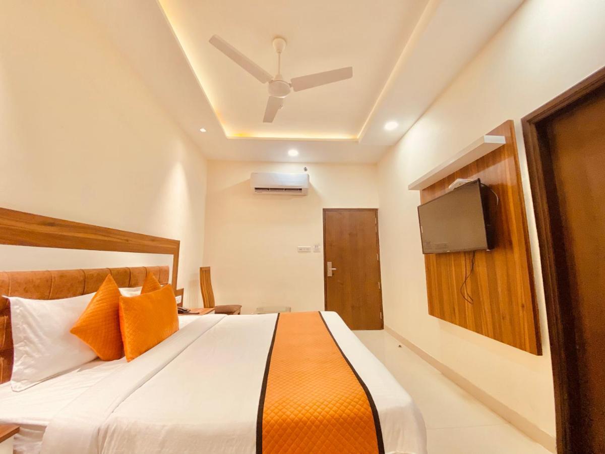 Hotel White And Restaurant 300 Mtr From Golden Temple アムリトサル エクステリア 写真