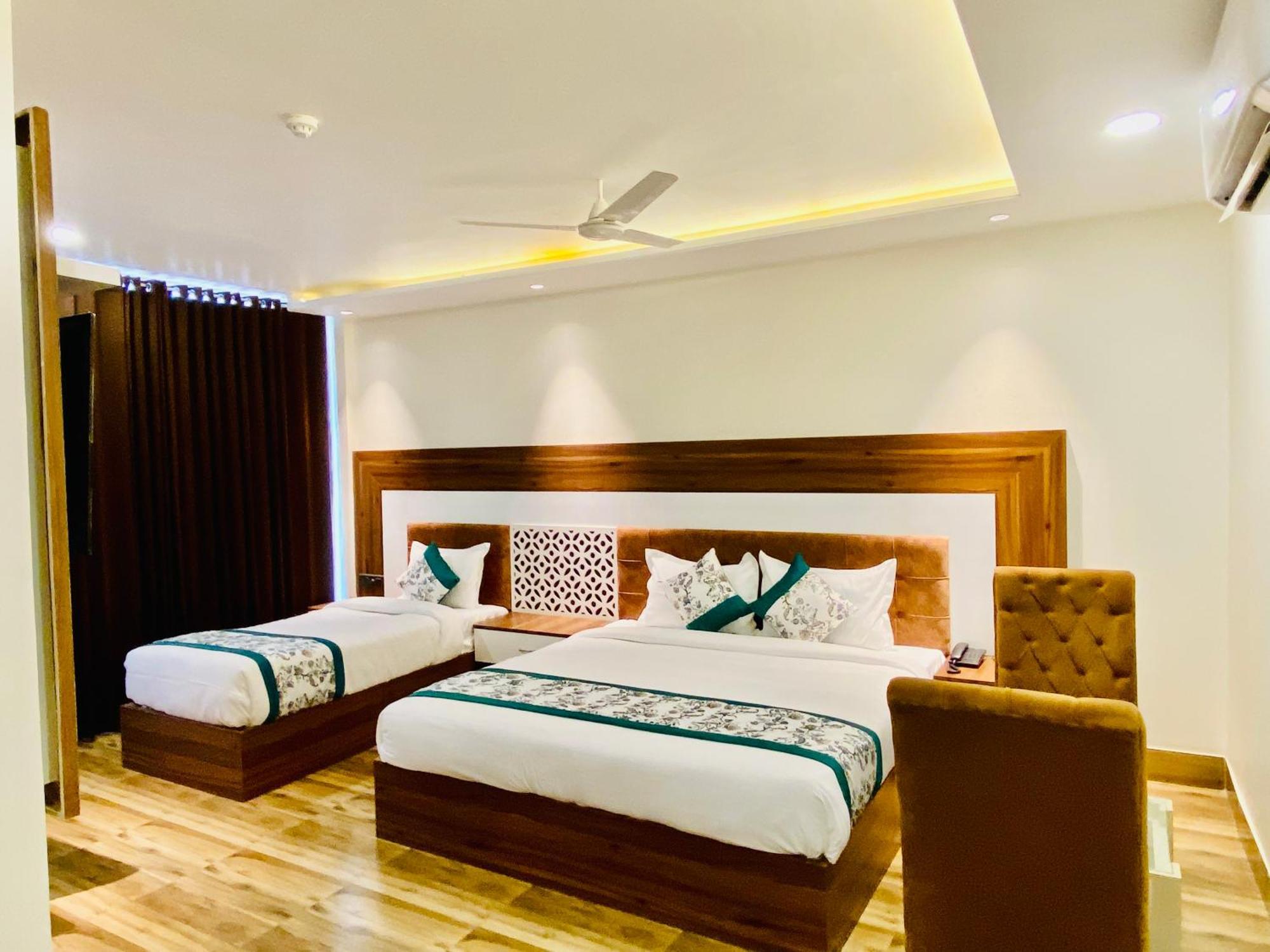 Hotel White And Restaurant 300 Mtr From Golden Temple アムリトサル エクステリア 写真