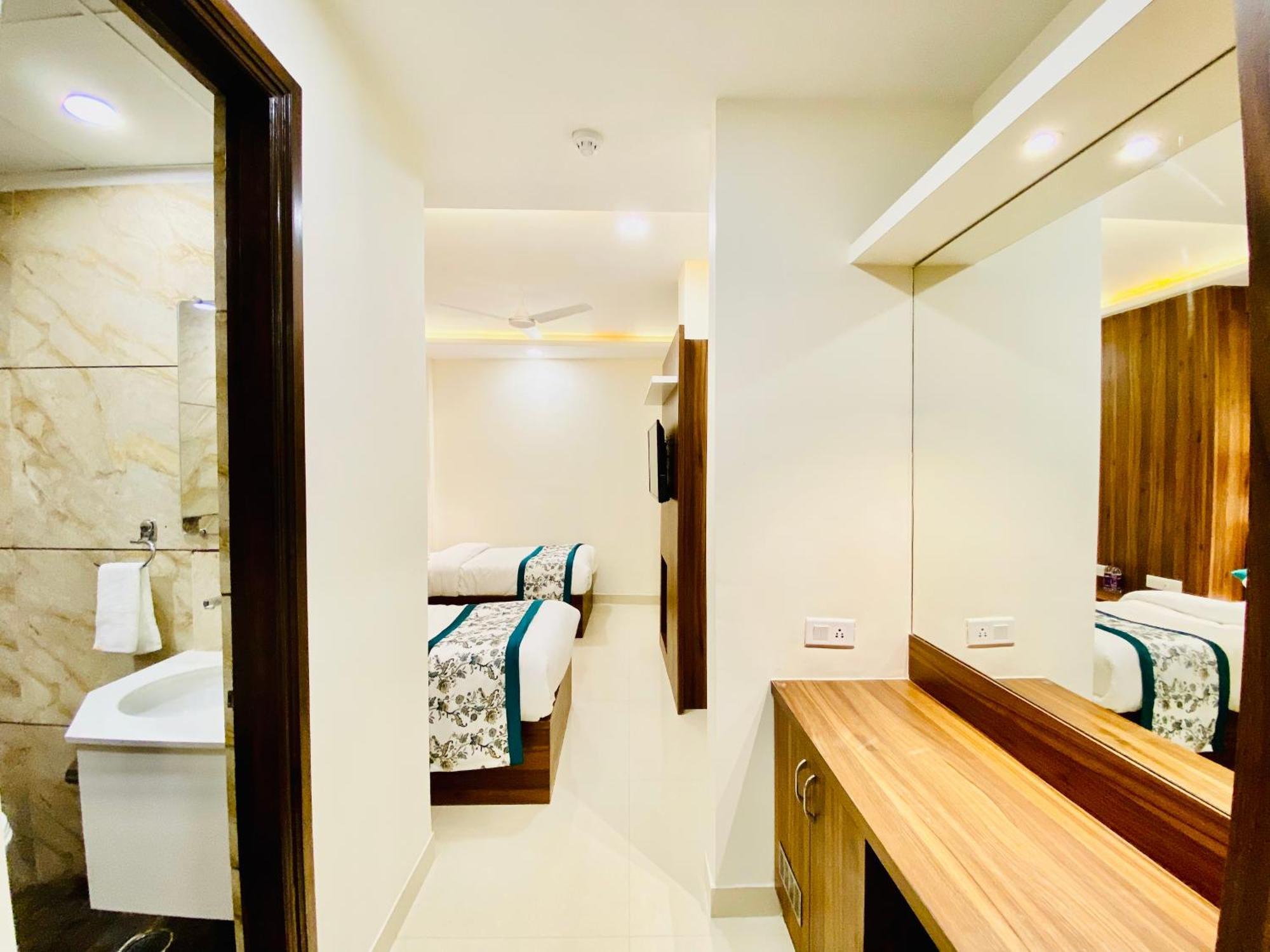 Hotel White And Restaurant 300 Mtr From Golden Temple アムリトサル エクステリア 写真