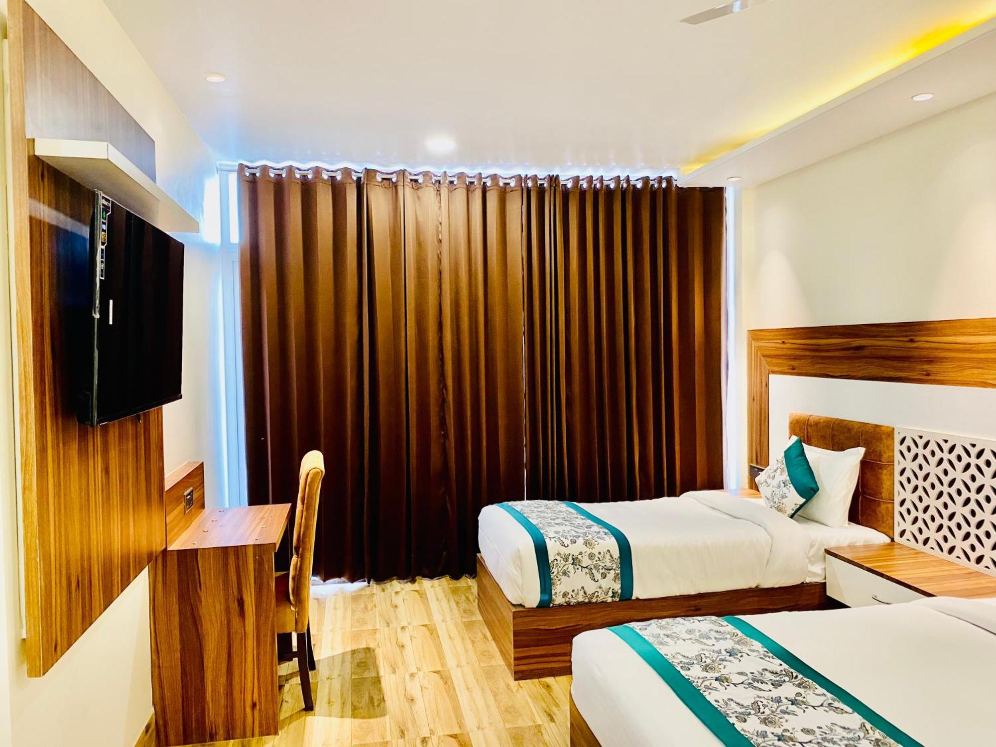 Hotel White And Restaurant 300 Mtr From Golden Temple アムリトサル エクステリア 写真