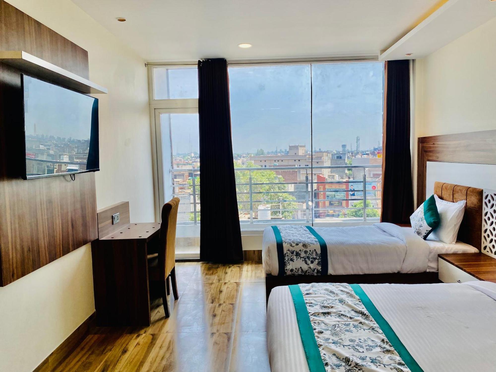 Hotel White And Restaurant 300 Mtr From Golden Temple アムリトサル エクステリア 写真