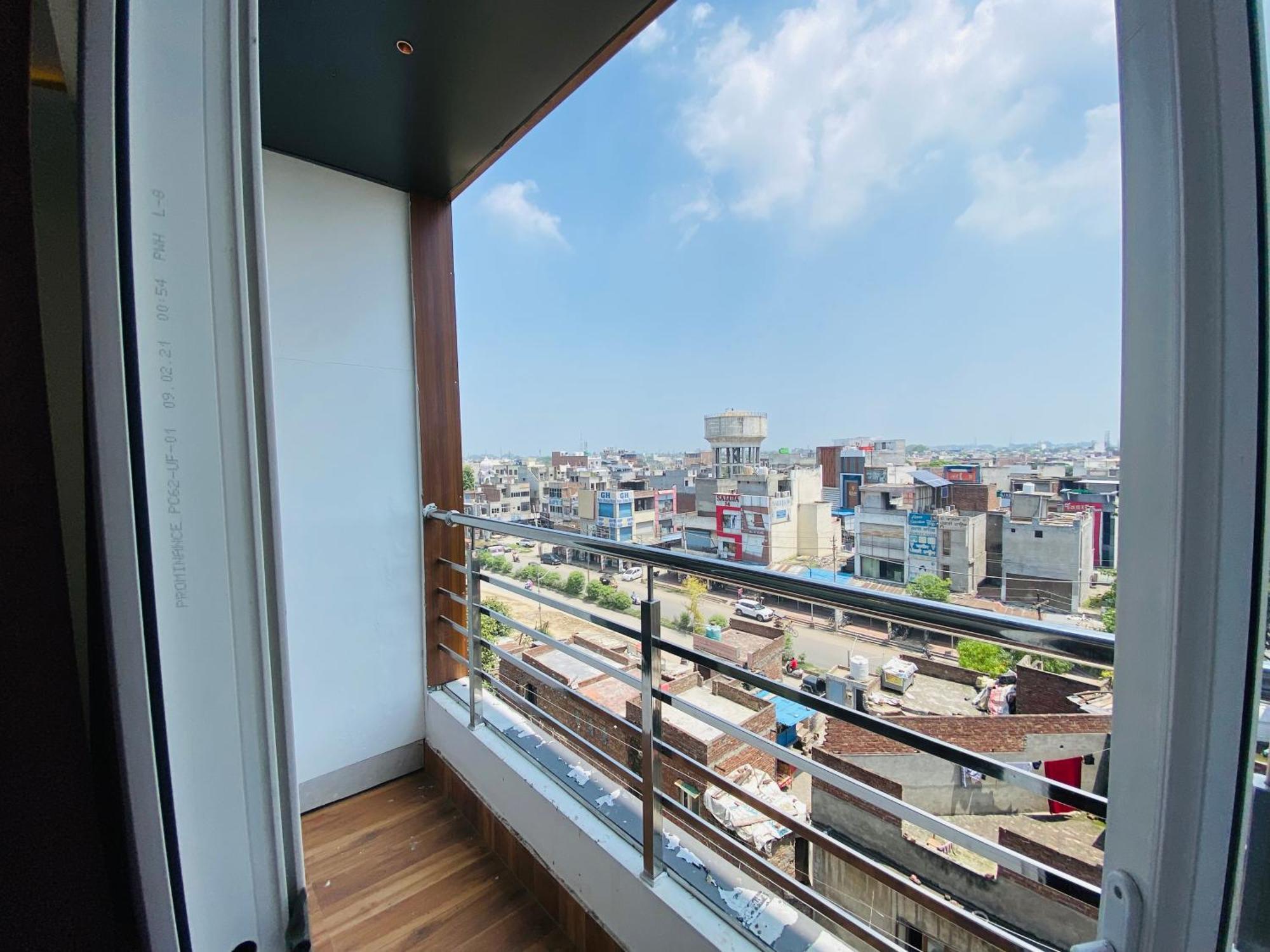 Hotel White And Restaurant 300 Mtr From Golden Temple アムリトサル エクステリア 写真