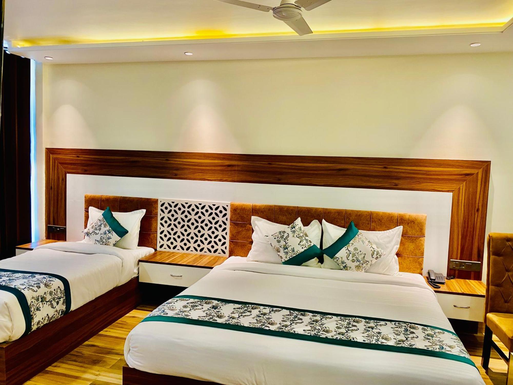 Hotel White And Restaurant 300 Mtr From Golden Temple アムリトサル エクステリア 写真
