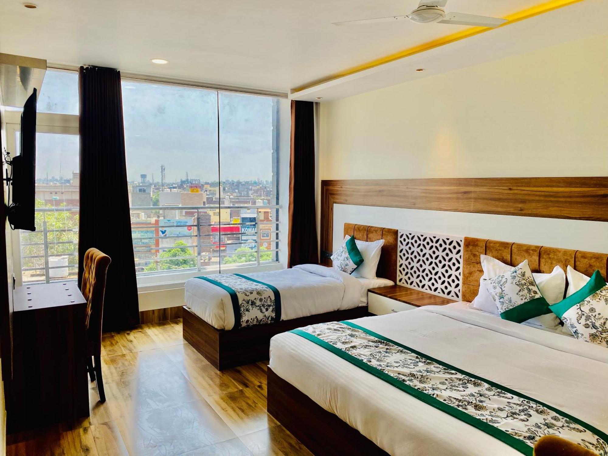 Hotel White And Restaurant 300 Mtr From Golden Temple アムリトサル エクステリア 写真